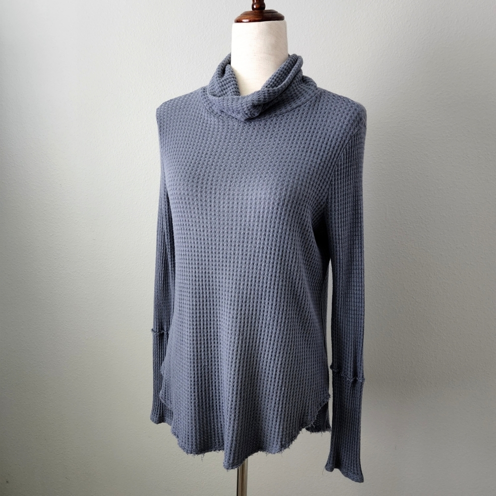 Me to We Gray Waffle Knit Long Sleeve Top With Cowl Neck & Raw Hem, Size Small